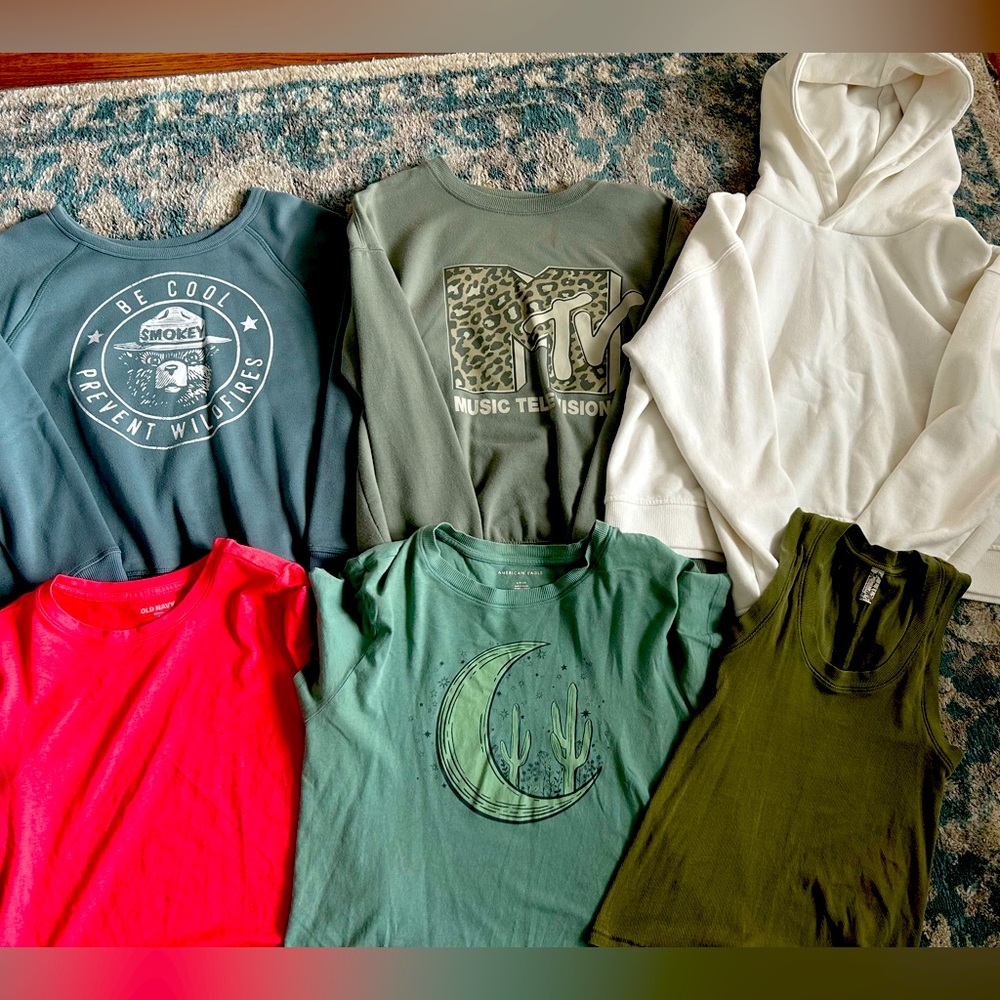 Tween lot - 3 sweatshirts, 2 tshirts